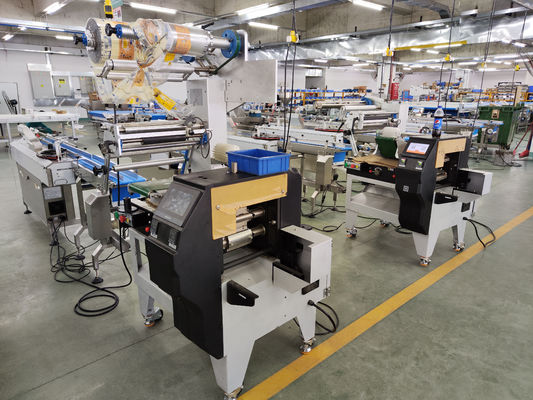 Mesin pembungkus aliran horizontal otomatis HFF WZ220 untuk pengemasan biskuit sandwich